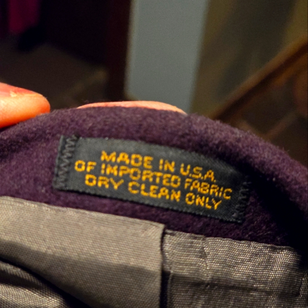 Woman's Cashmere/Wool blend blazer. Suit jacket. Heavy enough for a fall jacket.